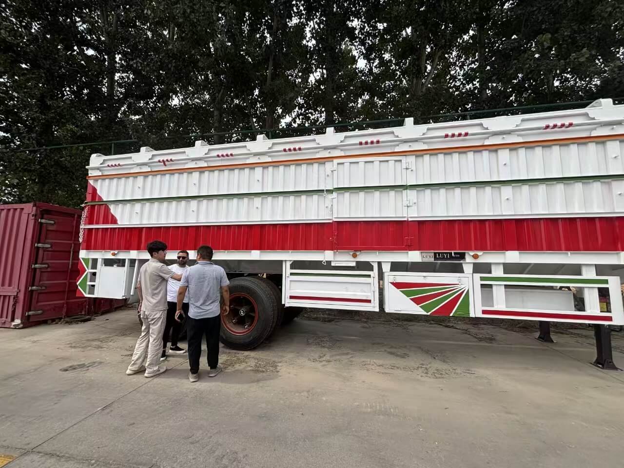 スーダンの顧客はLu Yi Companyを訪問して、車軸ドロップサスペンション車を2台購入しました