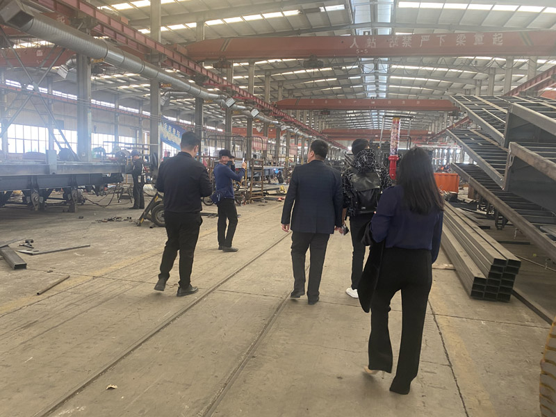 Tajikistanの顧客はLuyi Factoryを訪れました。彼らは製品の適応性に感銘を受け、協力を求めました。