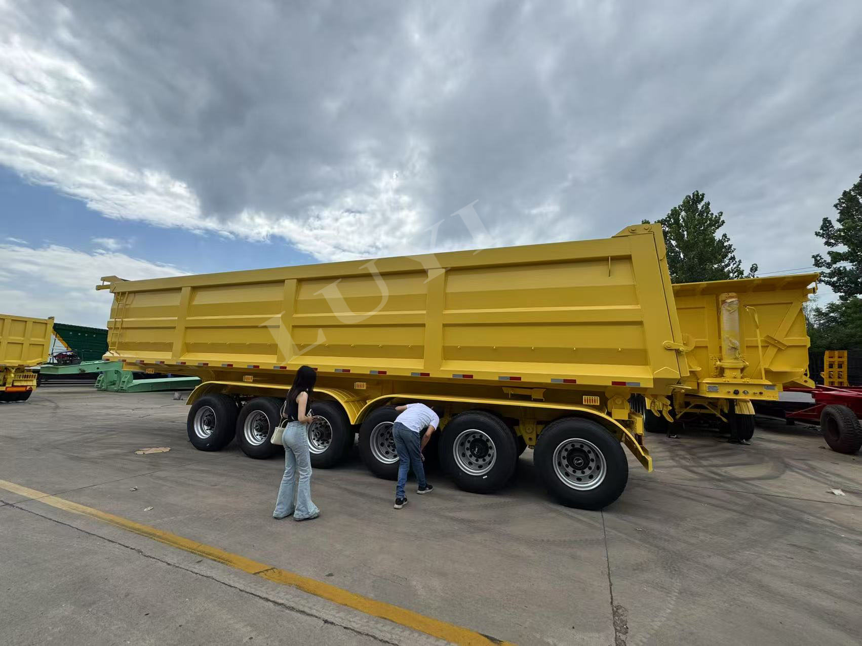 サウジの顧客が30立方メートルのセメントタンクローリーの現場検査を実施し、協力命令を効率的に達成