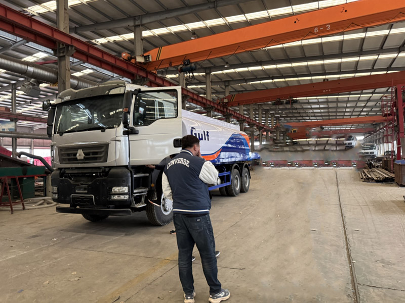 Luyi Factoryはキルギスのお客様を歓迎します。現場検査を経てタンクローリーの購入が無事完了