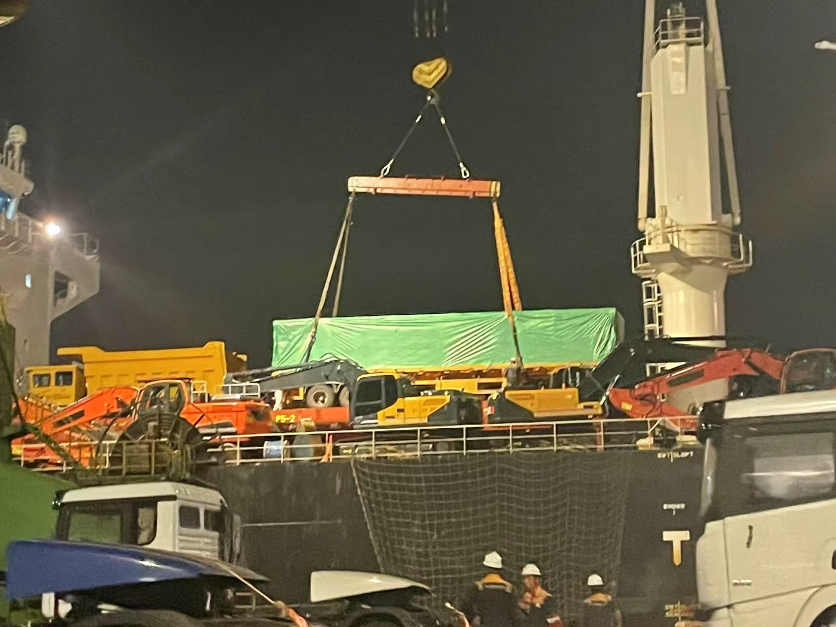 ガーナへ向けて出航！ LuYi のフラットセミトレーラー 3 台が船に積み込まれることに成功