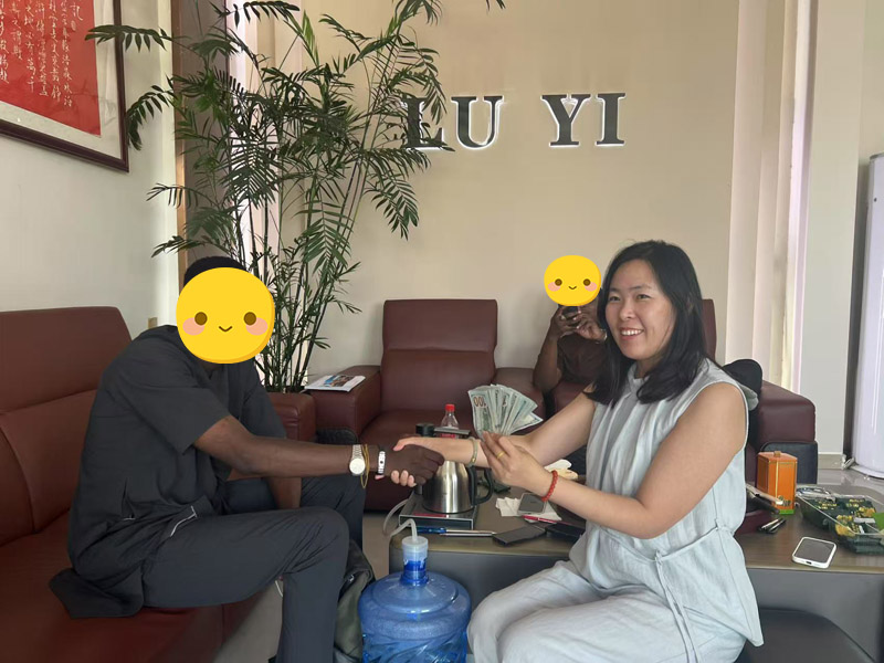 ナイジェリアの顧客が LuYi を訪問し、契約に署名し、セミトレーラー協力の新たな章が始まりました。