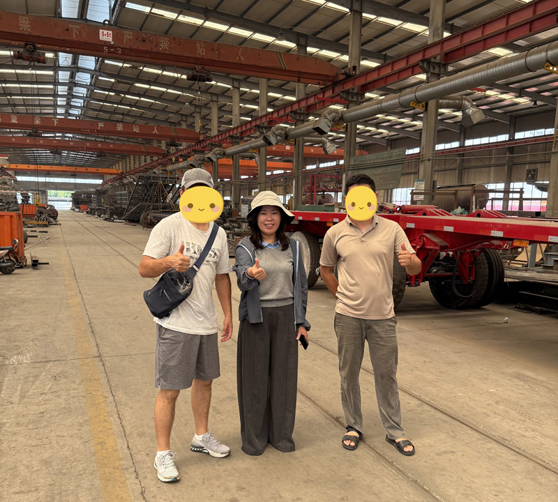 カザフスタンの顧客が鹿義工場を現地訪問し、フラットベッドセミトレーラーの契約が締結されました