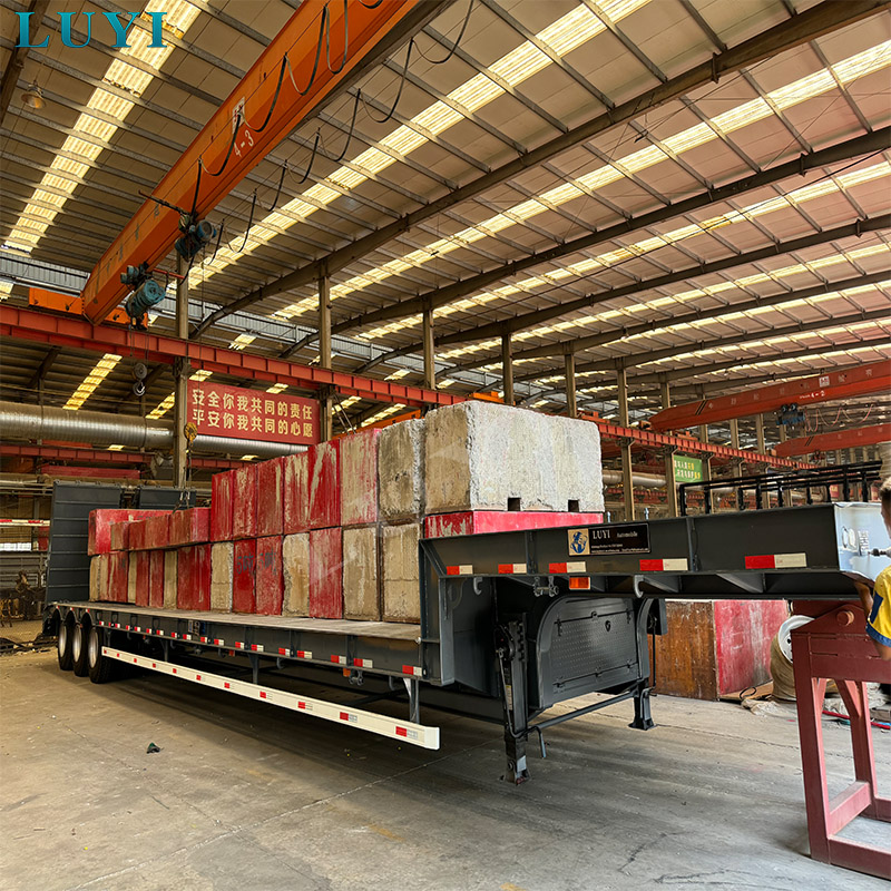 サウジの顧客が陸沂工場の現場検査を実施し、3軸フラットベッドセミトレーラーの購入を完了