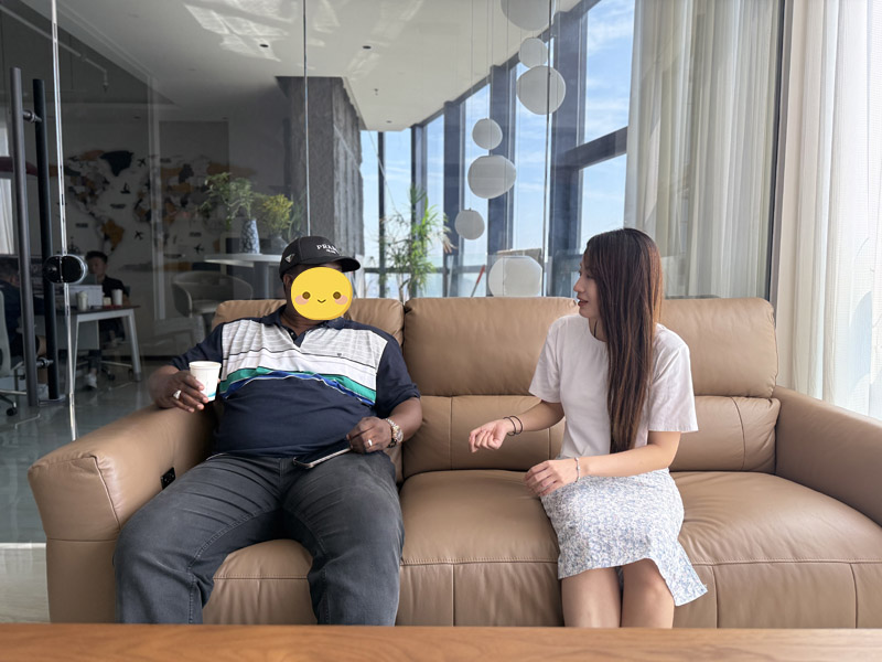 キルギスタンの顧客がLu Yiの工場を訪問し、4軸フラットベッドセミトレーラーの契約に成功