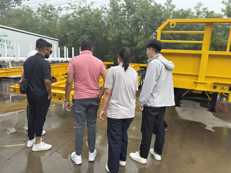 鹿威工場が南アフリカの商人を受け入れ、平床セミトレーラーが協力の意向を誘致