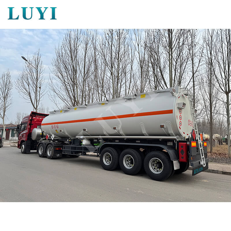 Luyi 3軸3000リットル石油タンクセミトレーラーがセネガルに出荷され、地元のエネルギー輸送に貢献