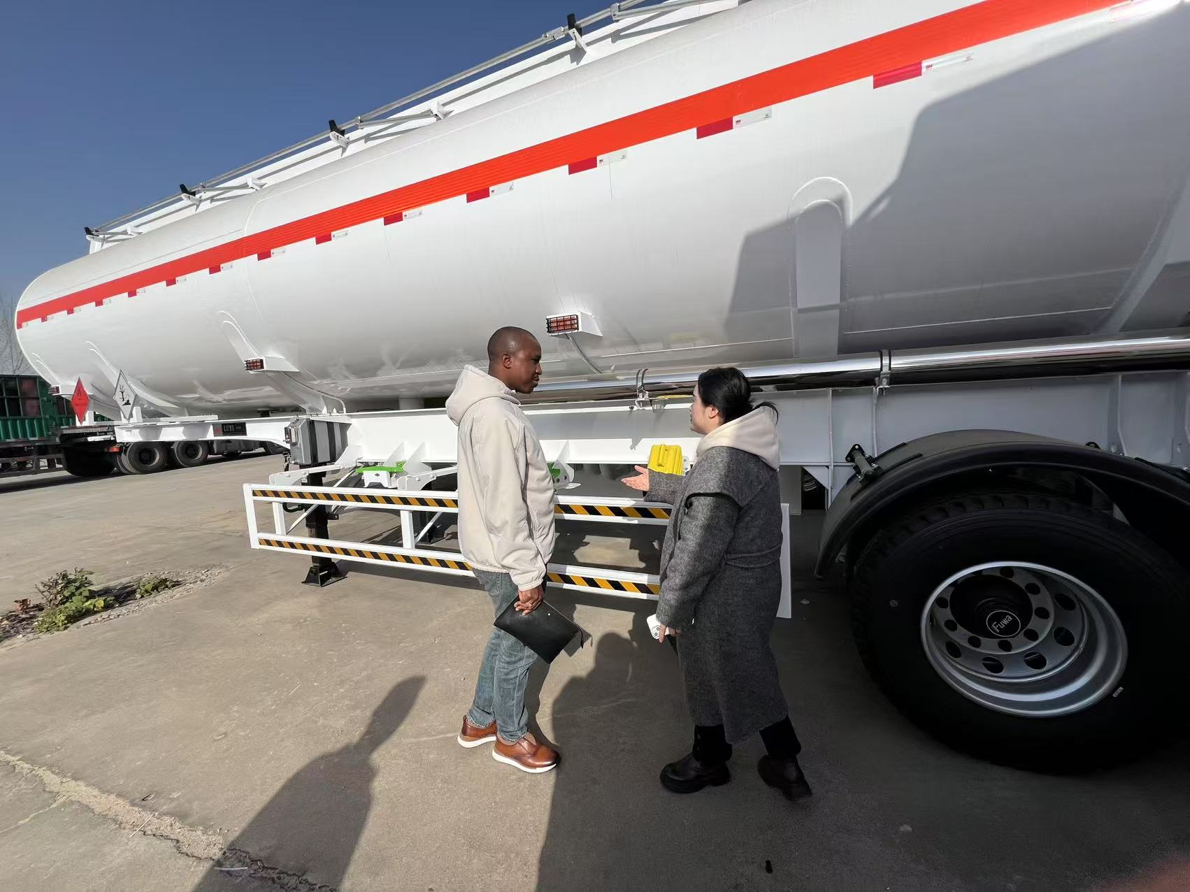 ギニアの顧客がLUYI製造基地を訪問、40Tセミトレーラーの生産を直接目撃