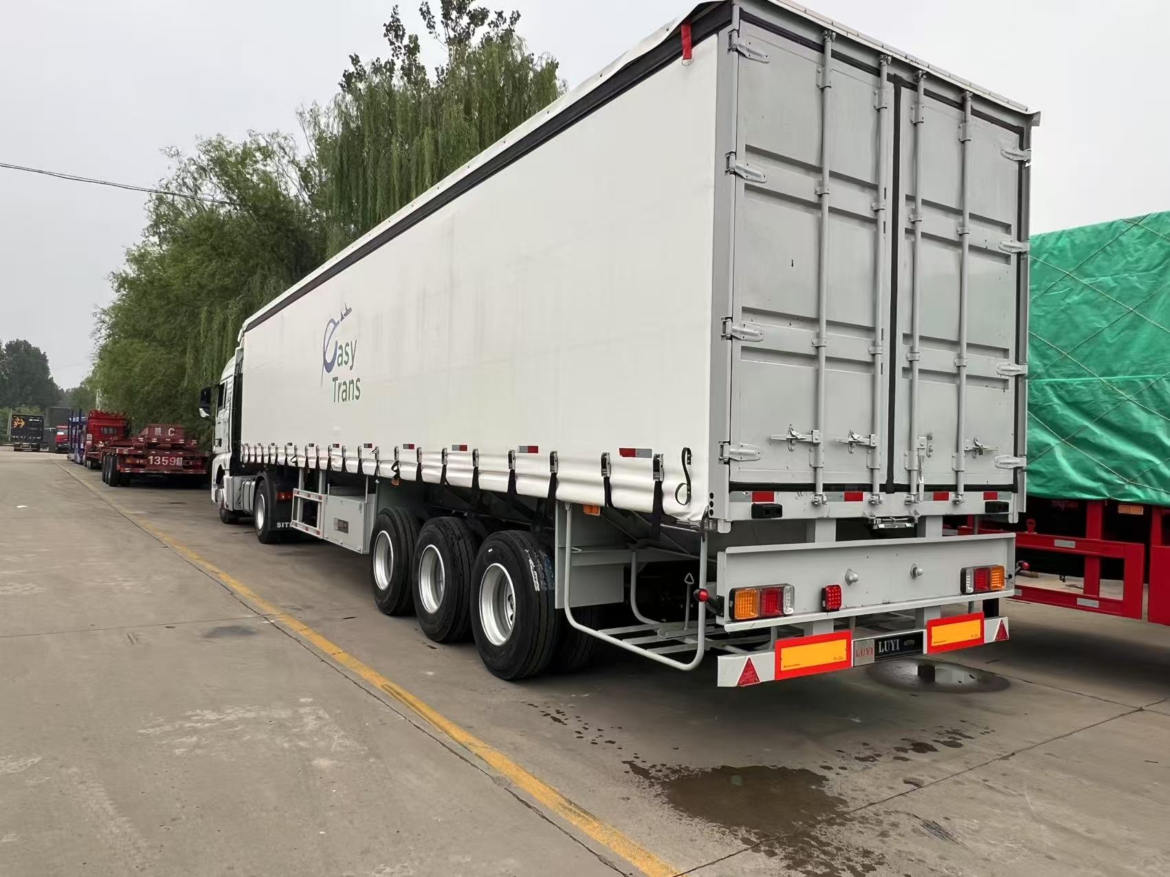 カーテンサイドトレーラー: モロッコの進化する物流のためのスマートなソリューション