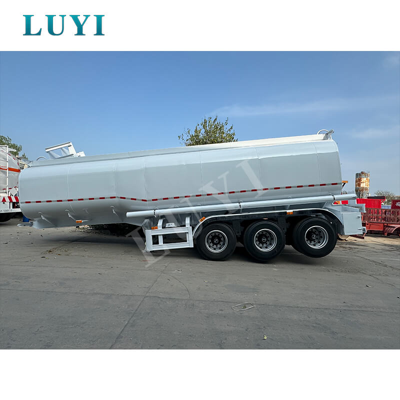 ディーゼルおよびガソリン輸送用 3 軸 40,000 リットル炭素鋼石油タンクローリー