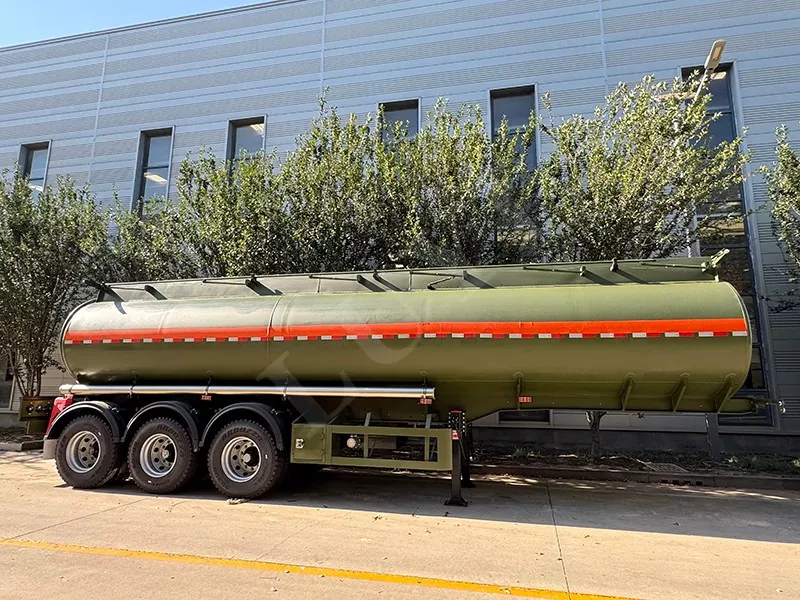 40000リットルの炭素鋼軍用燃料タンカー