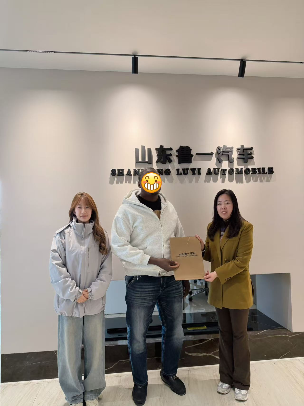 工場訪問から注文確認まで: Luyi Auto が 4 台の大型ダンプ トラックでコートジボワールの顧客の信頼を獲得した方法