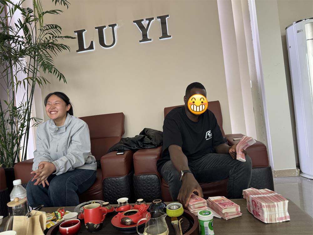 Luyi Auto が DRC クライアントのカスタム側壁セミトレーラーによる高耐久鉱石輸送の改善をどのように支援したか