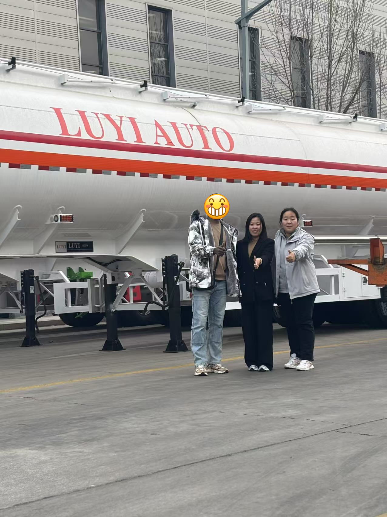 Luyi Auto がナイジェリアの物流グループを 45m3 ディーゼル タンク トレーラーで燃料輸送効率の向上にどのように支援したか
