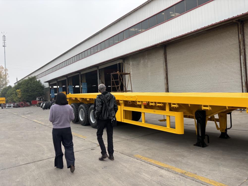 LUYI がブルンジの物流クライアントを 3 台のカスタム平台トレーラーで貨物輸送能力をアップグレードするのにどのように貢献したか