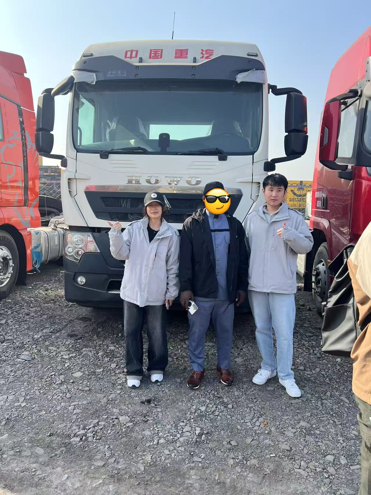 ケニアのクライアントがエンジニアリングと長距離輸送用に 2 台の HOWO 大型トラックを導入するのを LUYI がどのように支援したか