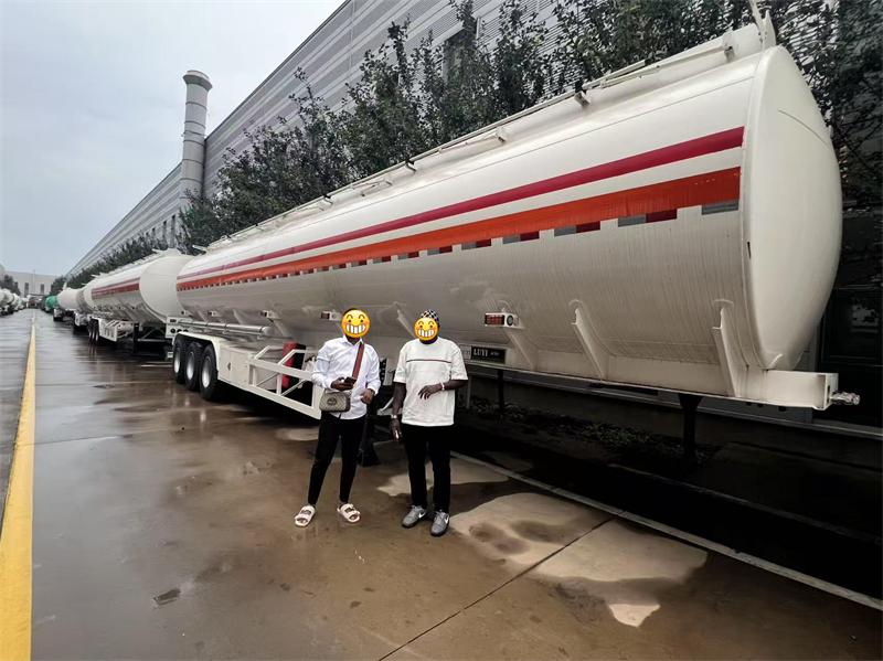 LUYI がモザンビークの燃料物流クライアントを 2 台のカスタム タンク セミトレーラーで安全な地域配送を改善するのにどのように貢献したか
