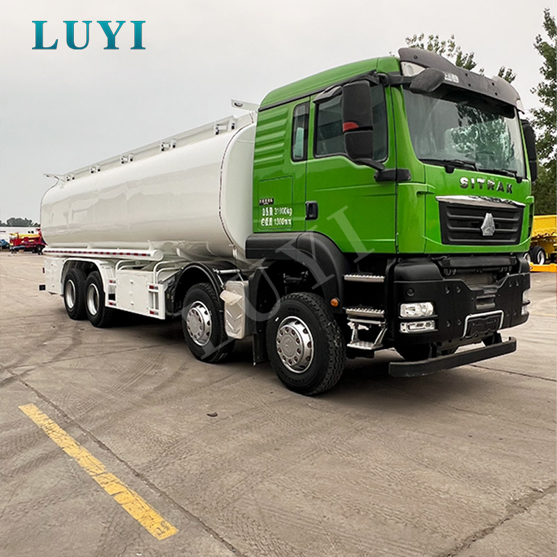 Sinotruk SITRAK 8×4 30000L 炭素鋼燃料タンカー トラック