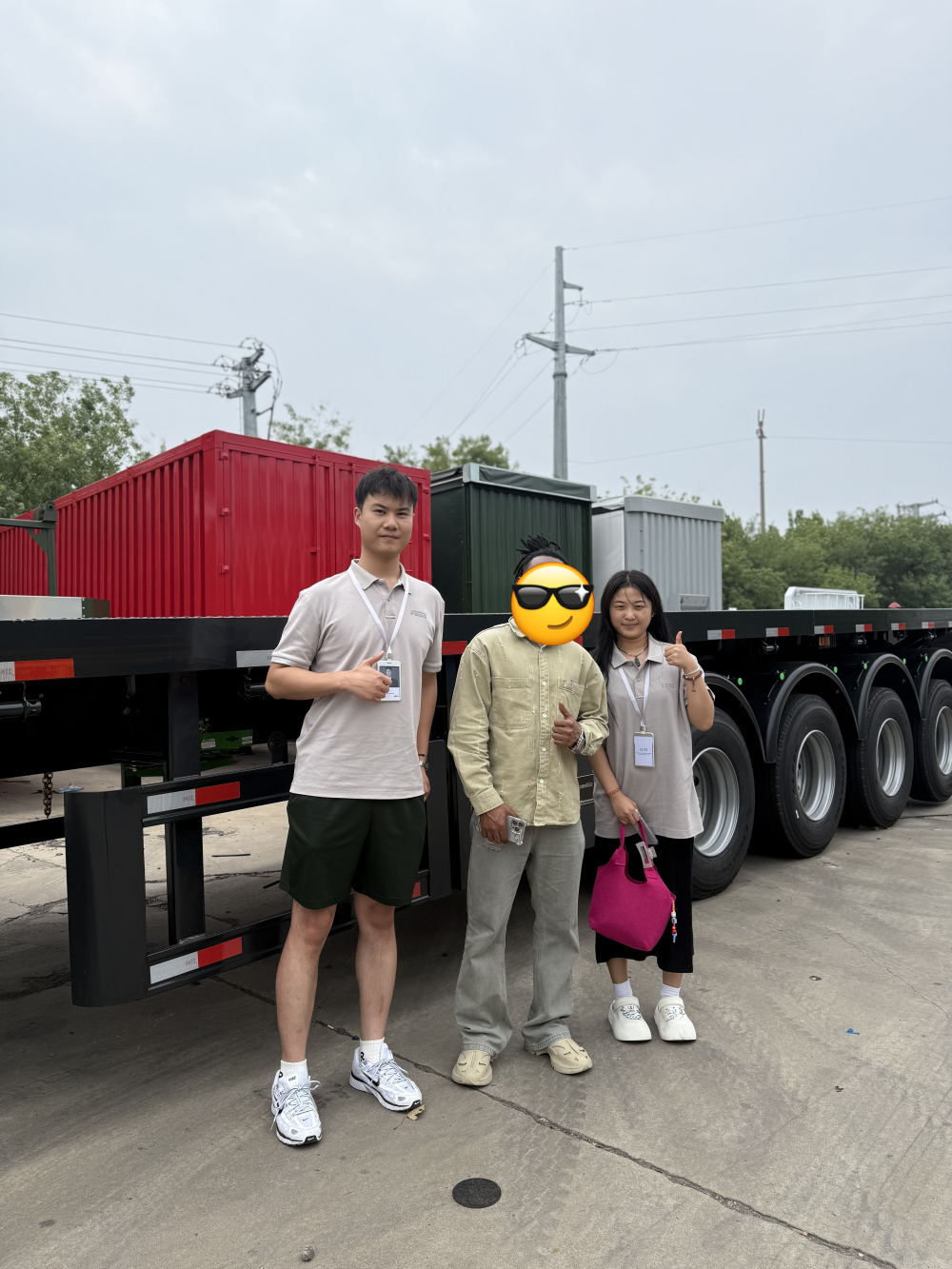 スワジランドの物流顧客がLuyi Autoを訪問し、悪路貨物輸送用のカスタム黒色フラットベッドトレーラー3台を注文
